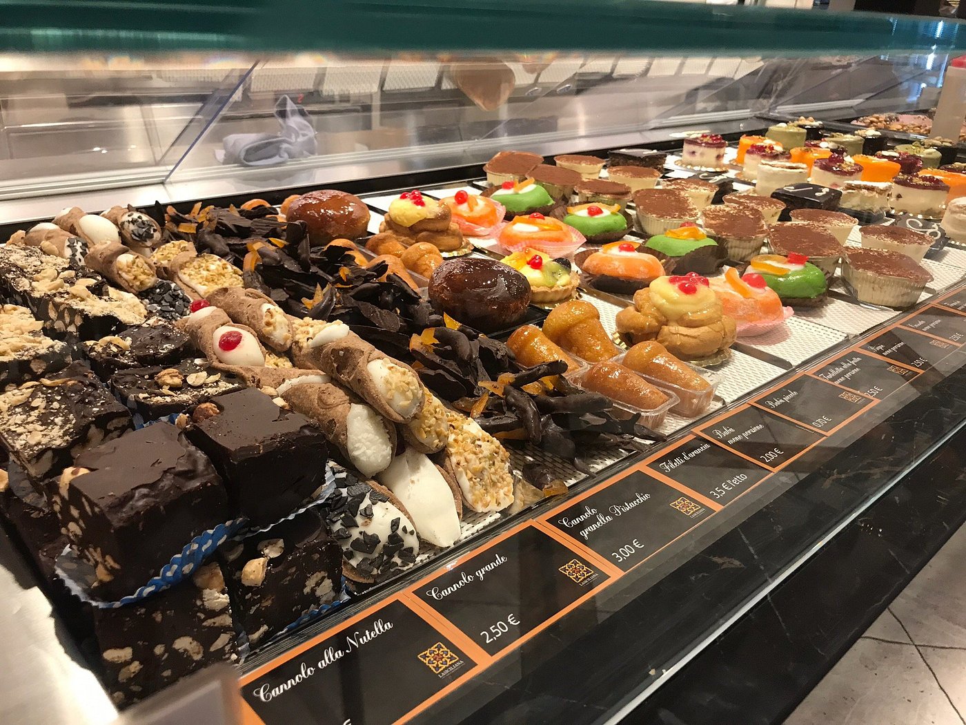 Vetrina con cannoli e pasticcini